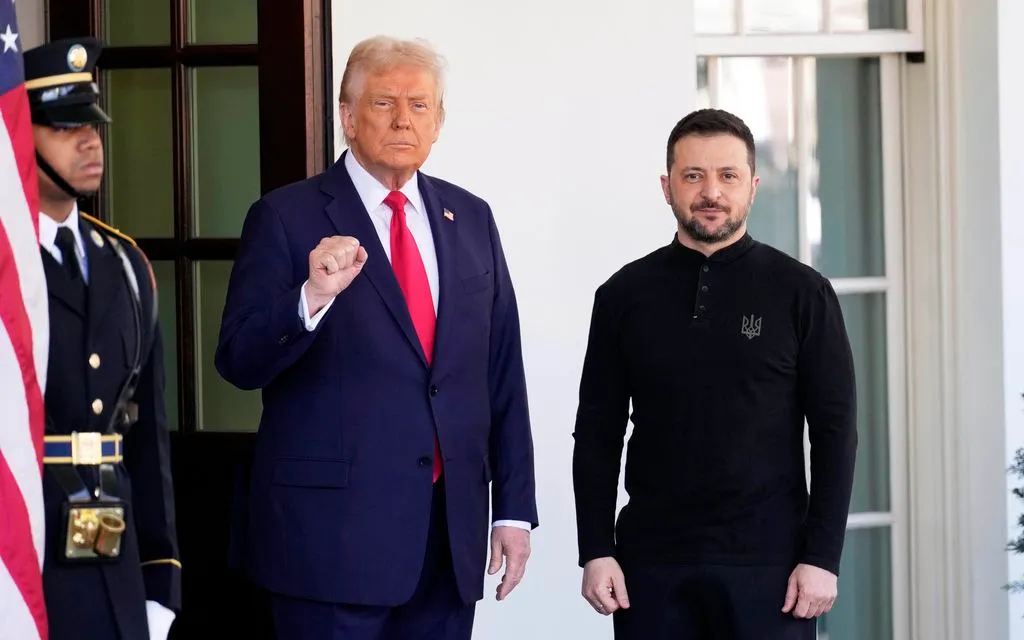 Tổng thống Mỹ Donald Trump chào đón Tổng thống Ukraine Volodymyr Zelensky tại Nhà Trắng, Washington, ngày 28/2/2025. (Ảnh: AP) Tổng thống Mỹ Donald Trump chào đón Tổng thống Ukraine Volodymyr Zelensky tại Nhà Trắng, Washington, ngày 28/2/2025. (Ảnh: AP)