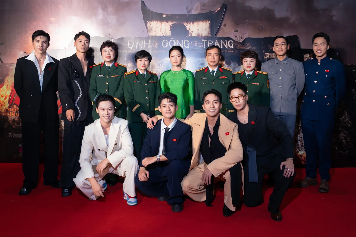 "Mưa đỏ" - Khốc liệt và nghẹn ngào- Ảnh 1. "Mưa đỏ" - Khốc liệt và nghẹn ngào- Ảnh 1.