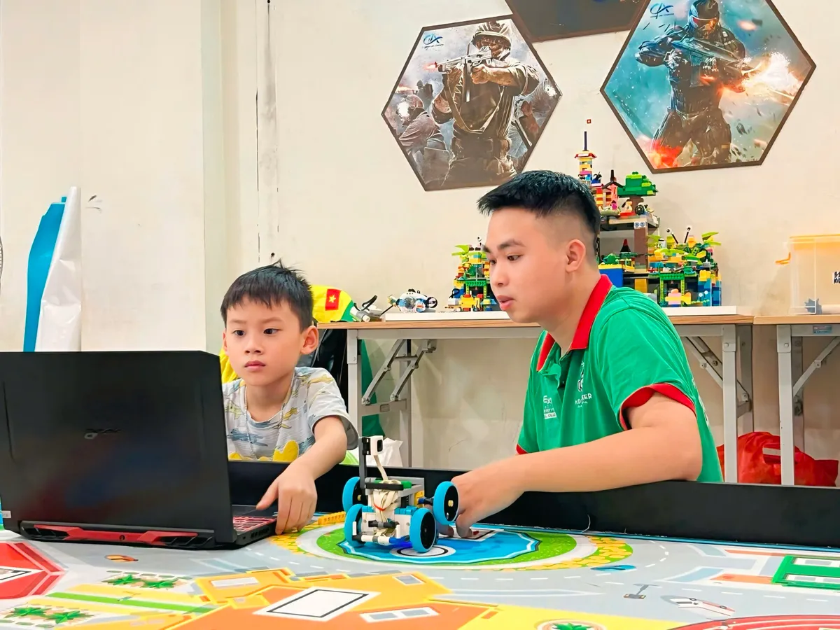 Cậu bé nhỏ tuổi nhất của đội tuyển Việt Nam tại đấu trường chung kết Global Robotics Games - Ảnh 3.