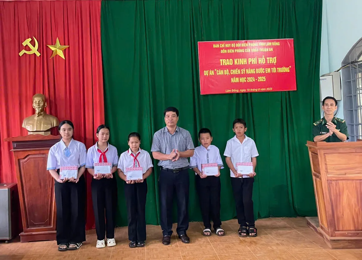 Cán bộ, chiến sĩ biên phòng nâng bước học trò vùng biên cương Lâm Đồng - Ảnh 2.