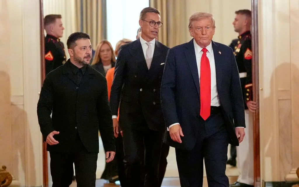 Tổng thống Ukraine Volodymyr Zelenskyy, Tổng thống Phần Lan Alexander Stubb và Tổng thống Mỹ Donald Trump đi qua hành lang Cross Hall của Nhà Trắng ngày 18/8/2025 tại Washington. (Ảnh: AP/Alex Brandon)