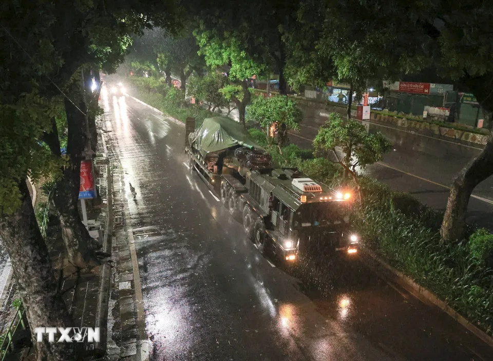 Dàn khí tài tham gia sự kiện A80 di chuyển về trung tâm Hà Nội - Ảnh 1.
