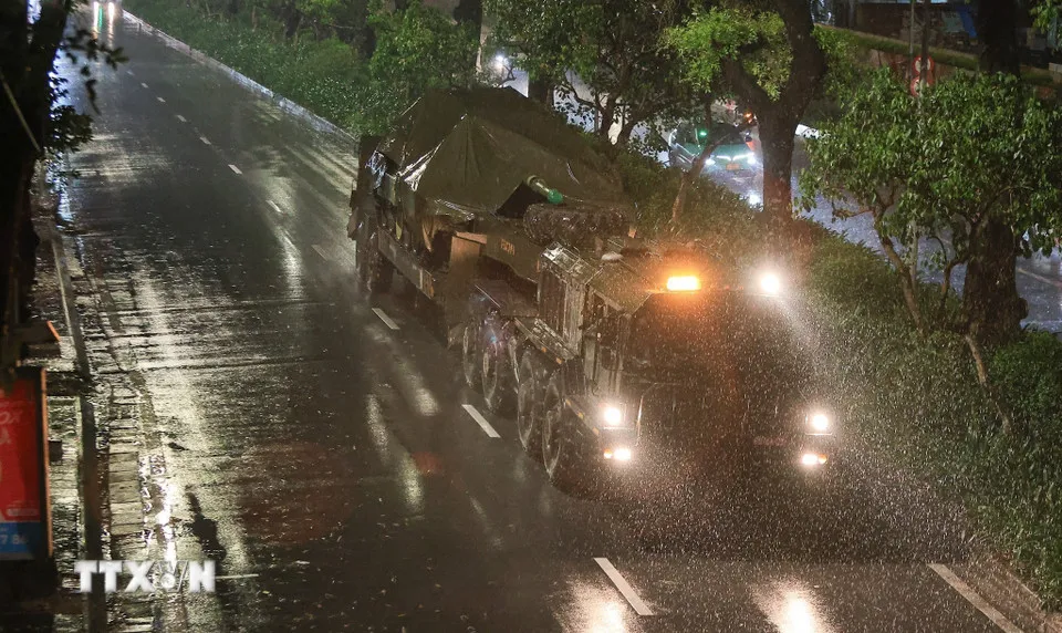Dàn khí tài tham gia sự kiện A80 di chuyển về trung tâm Hà Nội - Ảnh 2.