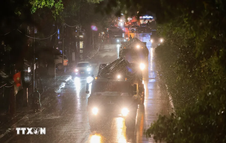 Dàn khí tài tham gia sự kiện A80 di chuyển về trung tâm Hà Nội - Ảnh 3.