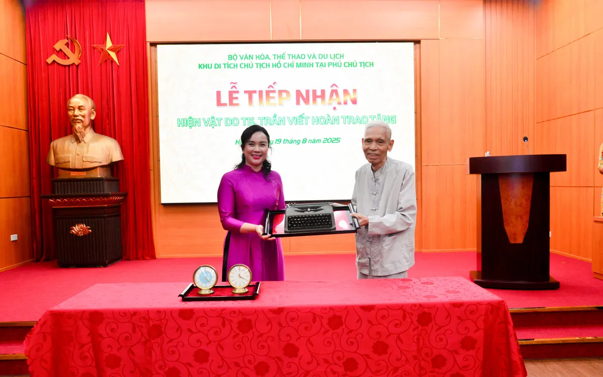 Ông Trần Viết Hoàn, người cận vệ năm xưa của Bác trao tặng Khu Di tích Phủ Chủ tịch những hiện vật giá trị  (Ảnh: KDT)