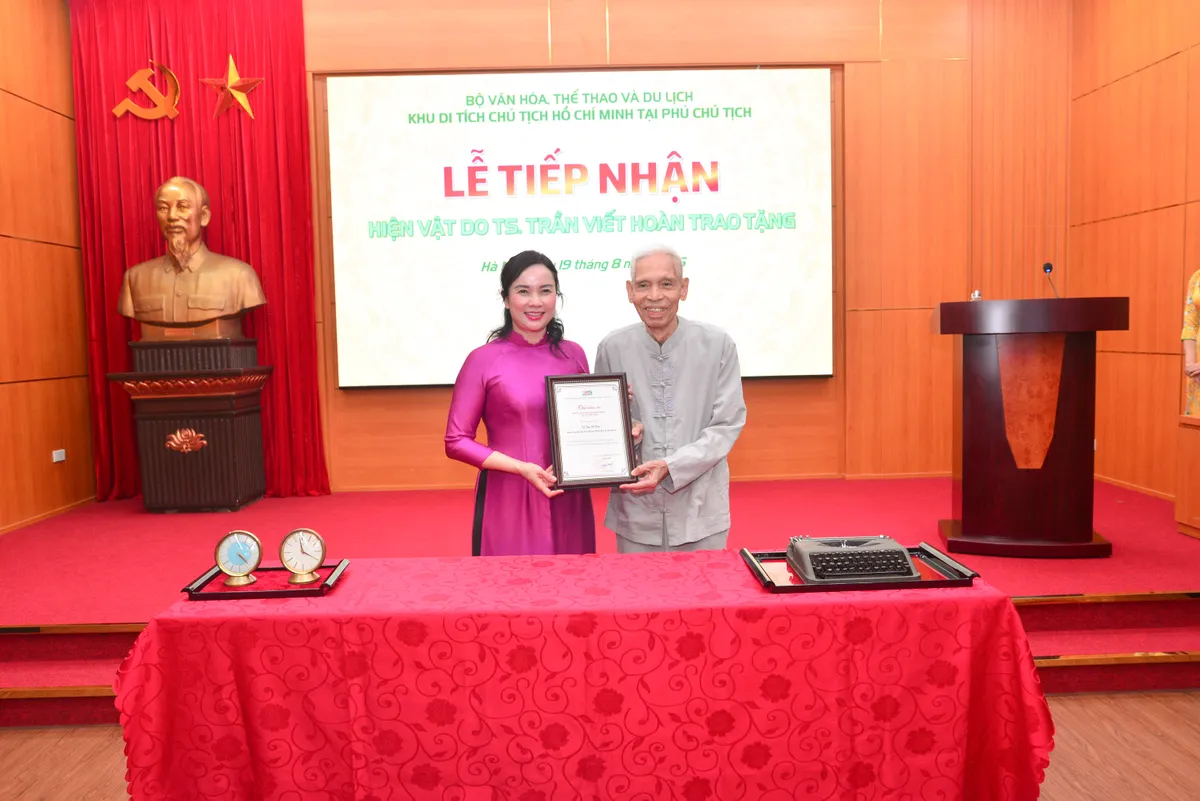 Người cận vệ Bác Hồ năm xưa trao tặng hiện vật quý - Ảnh 1.