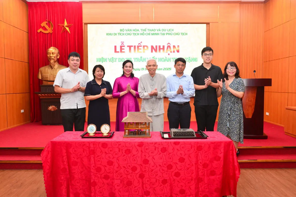 Người cận vệ Bác Hồ năm xưa trao tặng hiện vật quý - Ảnh 4.