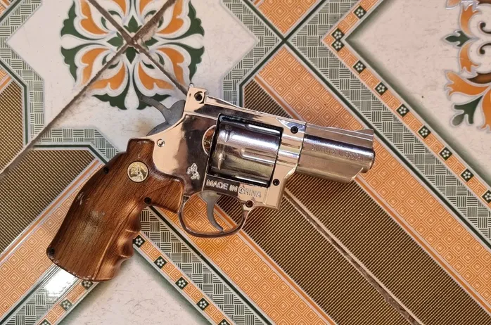 Nổ súng uy hiếp rồi dùng dao chém trọng thương “con nợ” - Ảnh 1.