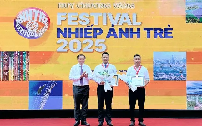 Thứ trưởng Bộ VHTTDL Tạ Quang Đông trao Huy chương Vàng cho các tác giả có tác phẩm xuất sắc (Ảnh: Thương Nguyễn) Thứ trưởng Bộ VHTTDL Tạ Quang Đông trao Huy chương Vàng cho các tác giả có tác phẩm xuất sắc (Ảnh: Thương Nguyễn)