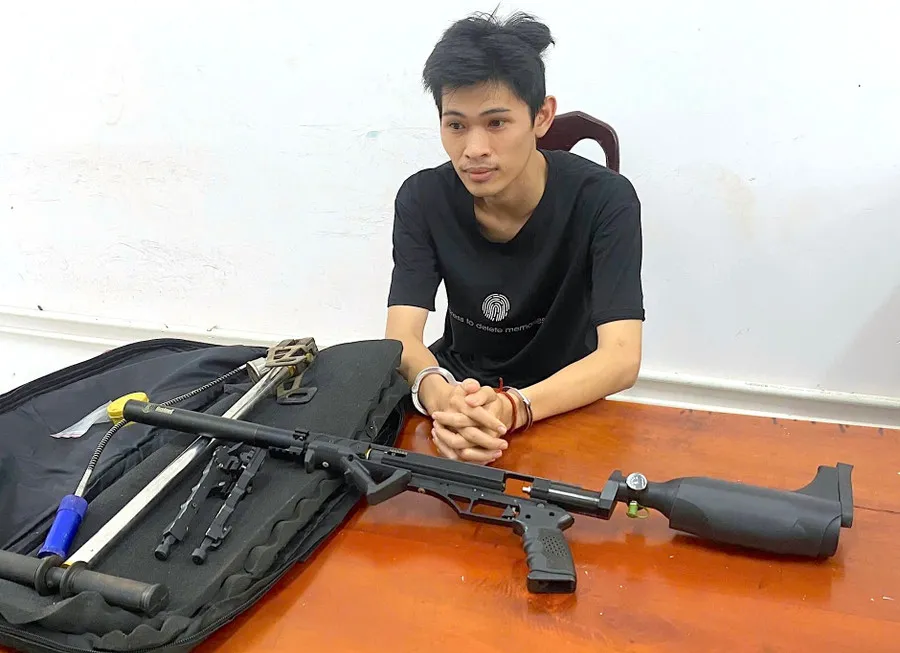 Gia Lai: Tạm giữ hình sự đối tượng tàng trữ trái phép vũ khí quân dụng - Ảnh 1.