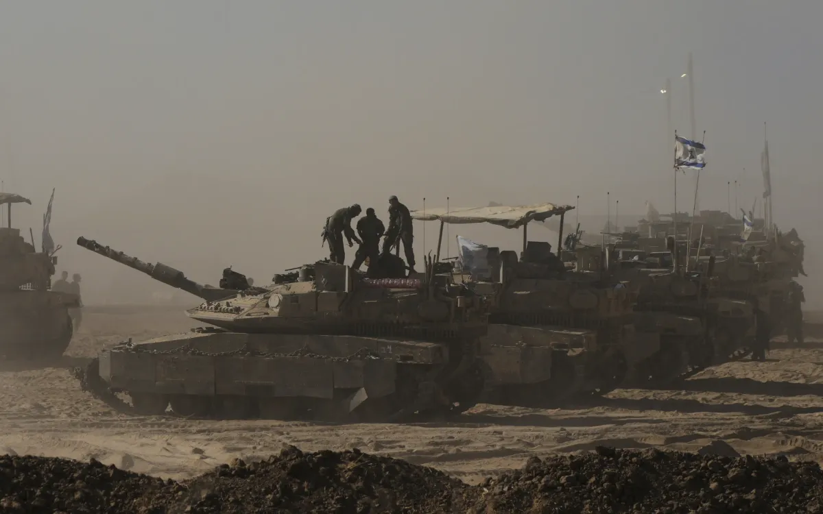 Binh lính Israel đứng trên nóc một chiếc xe tăng ở khu vực gần biên giới Israel-Gaza, ngày 18/8/2025. (Ảnh: AP) Binh lính Israel đứng trên nóc một chiếc xe tăng ở khu vực gần biên giới Israel-Gaza, ngày 18/8/2025. (Ảnh: AP)