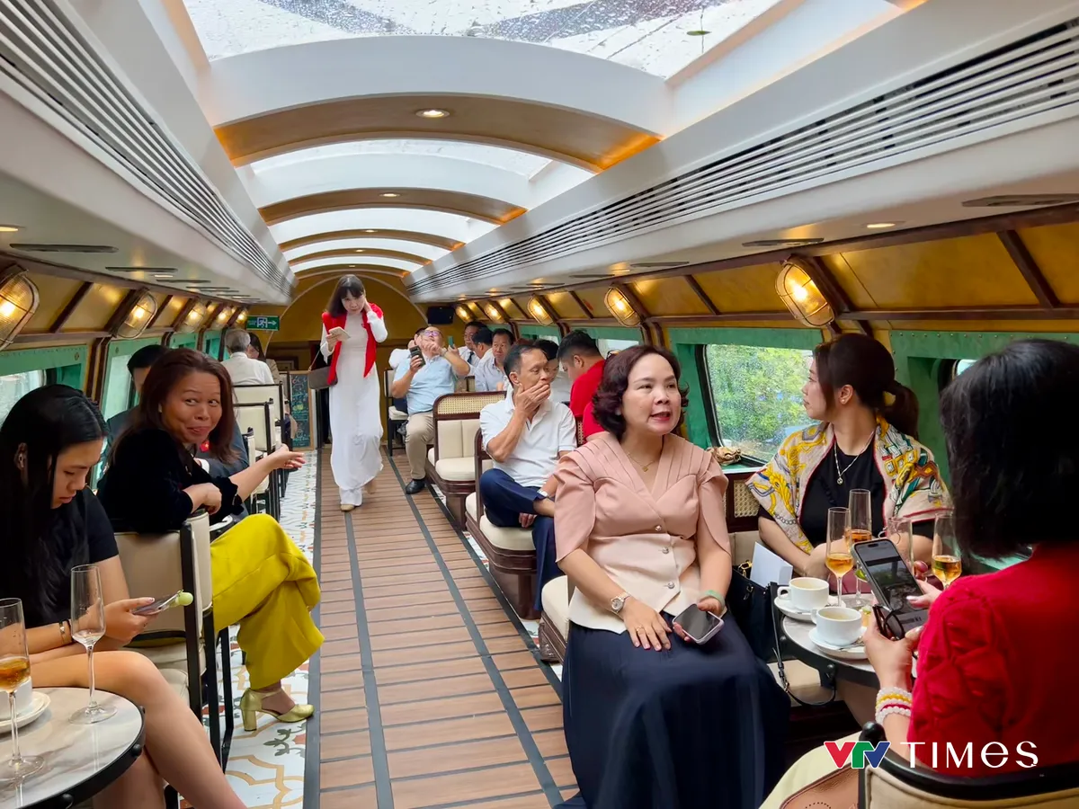 Ra mắt đoàn tàu du lịch “Hà Nội 5 cửa ô”: Nâng tầm trải nghiệm du lịch và hiện đại hóa ngành đường sắt - Ảnh 2.