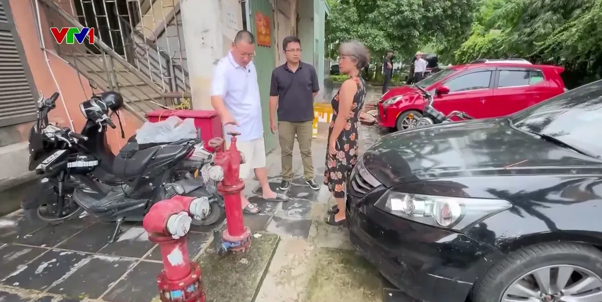 Bãi xe chung bị chiếm làm của riêng, cư dân lo ngại mất an toàn - Ảnh 2.
