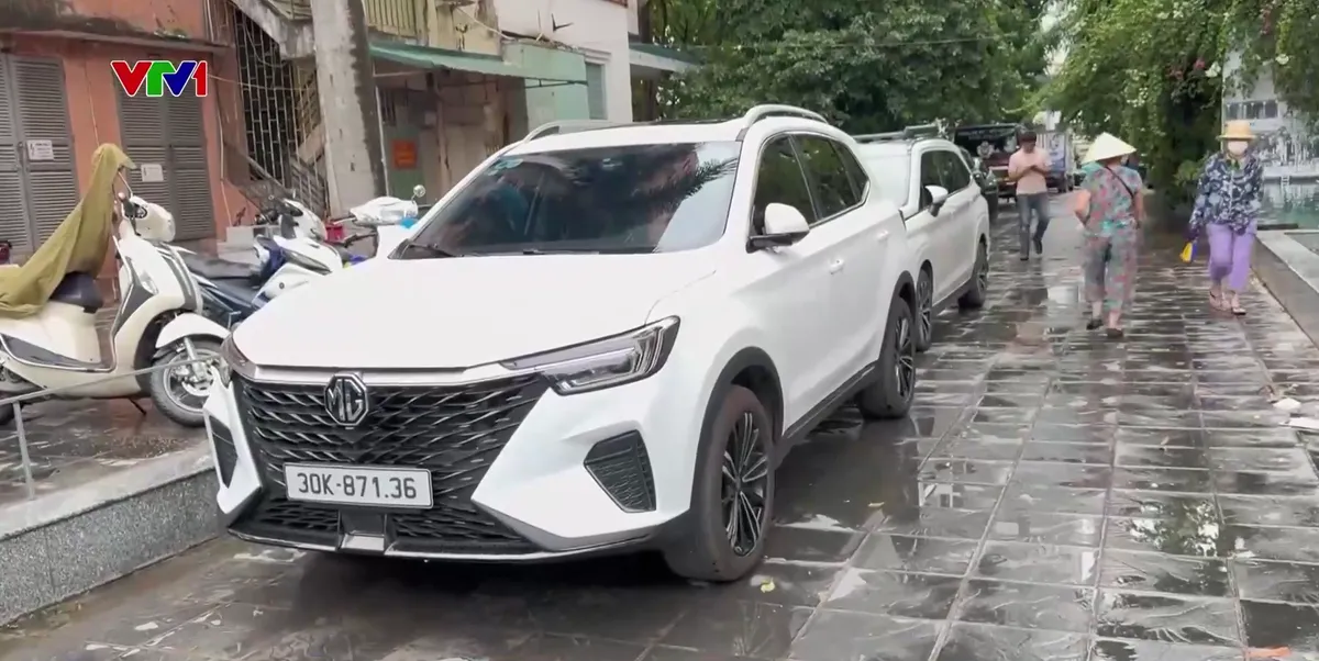 Bãi xe chung bị chiếm làm của riêng, cư dân lo ngại mất an toàn - Ảnh 1.