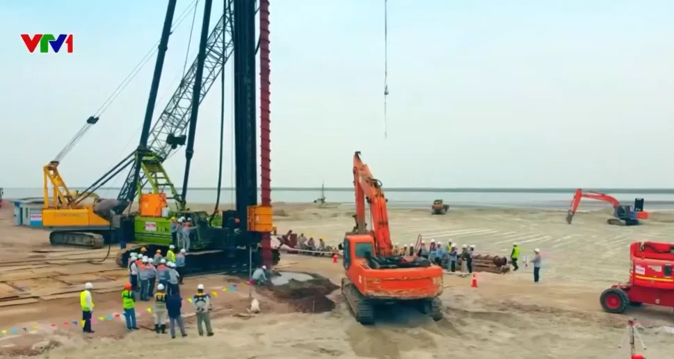 &ldquo;3 ca 4 k&iacute;p&rdquo;, thi c&ocirc;ng xuy&ecirc;n lễ tết, nhiều dự &aacute;n trọng điểm vượt tiến độ - Ảnh 2.