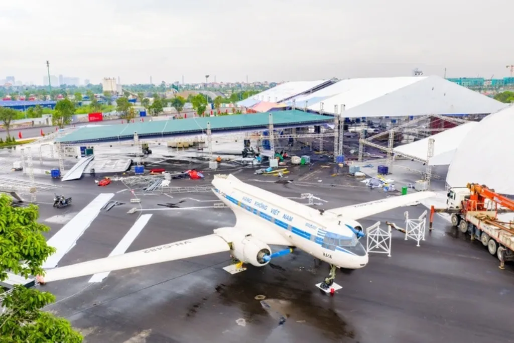 Trải nghiệm hiếm có: Người dân được ngồi thử Airbus A320, khám phá lịch sử hàng không Việt Nam - Ảnh 2.