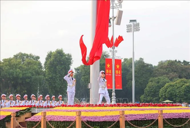 80 năm Cách mạng tháng Tám thành công: Thiêng liêng lễ Thượng cờ trên Quảng trường Ba Đình - Ảnh 1.