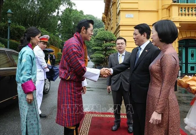 Chủ tịch nước Lương Cường và Phu nhân Nguyễn Thị Minh Nguyệt đón Quốc vương Bhutan Jigme Khesar Namgyel Wangchuck và Hoàng hậu Jetsun Pema. Chủ tịch nước Lương Cường và Phu nhân Nguyễn Thị Minh Nguyệt đón Quốc vương Bhutan Jigme Khesar Namgyel Wangchuck và Hoàng hậu Jetsun Pema.