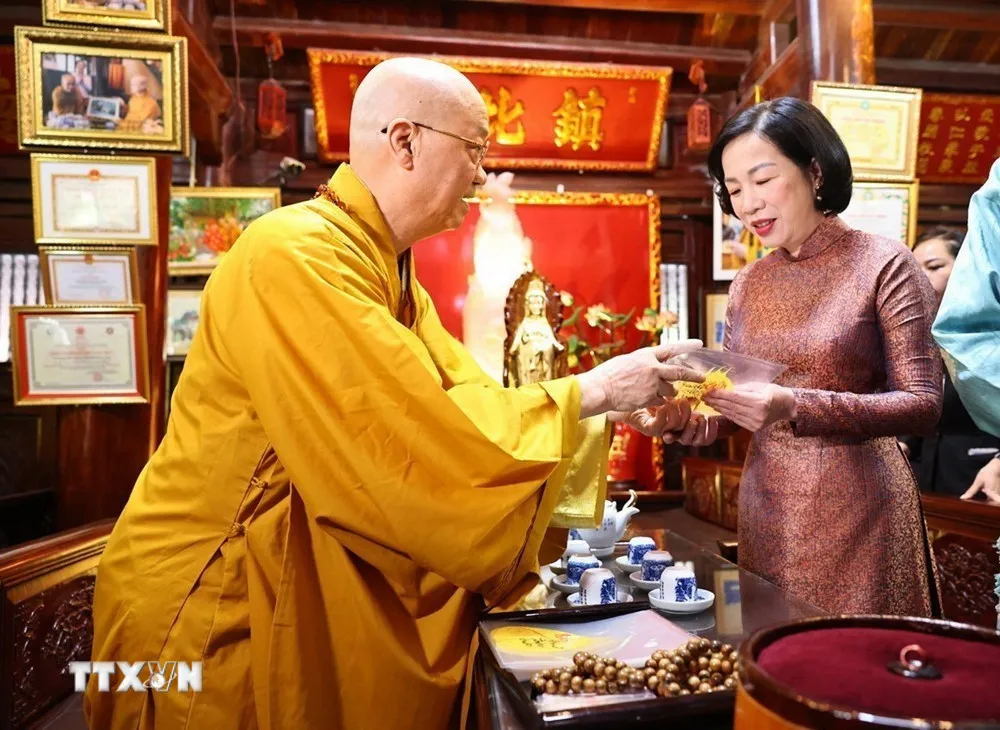 Phu nhân Chủ tịch nước và Hoàng hậu Bhutan thăm chùa Trấn Quốc - Ảnh 4.