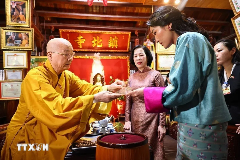 Phu nhân Chủ tịch nước và Hoàng hậu Bhutan thăm chùa Trấn Quốc - Ảnh 3.