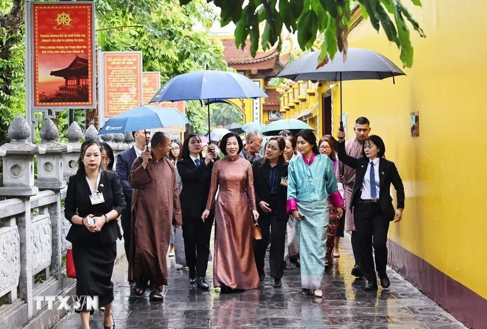 Phu nhân Chủ tịch nước và Hoàng hậu Bhutan thăm chùa Trấn Quốc - Ảnh 1.