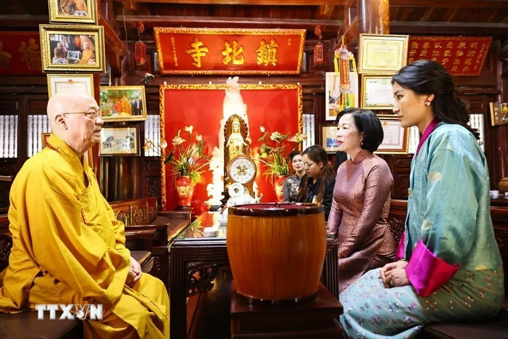 Phu nhân Chủ tịch nước và Hoàng hậu Bhutan thăm chùa Trấn Quốc - Ảnh 5.