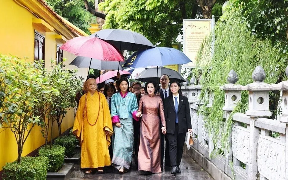 Phu nhân Chủ tịch nước Lương Cường cùng Hoàng hậu Bhutan Jetsun Pema Wangchuck thăm chùa Trấn Quốc. Phu nhân Chủ tịch nước Lương Cường cùng Hoàng hậu Bhutan Jetsun Pema Wangchuck thăm chùa Trấn Quốc.