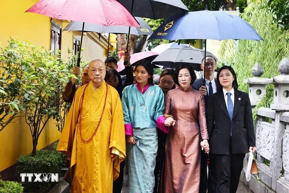 Phu nhân Chủ tịch nước và Hoàng hậu Bhutan thăm chùa Trấn Quốc - Ảnh 2.