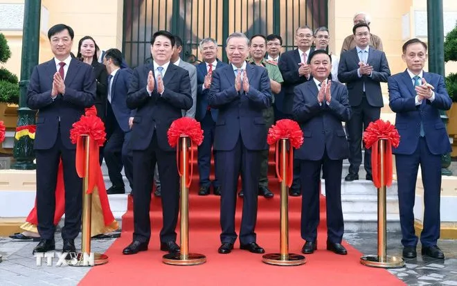 Tổng Bí thư Tô Lâm và Chủ tịch nước Lương Cường cùng các đại biểu thực hiện nghi thức bàn giao. (Ảnh: Thống Nhất/TTXVN)