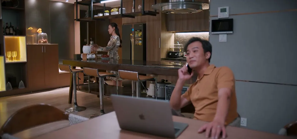 Gió ngang khoảng trời xanh - Tập 4: Vợ đón chồng nhậu say trong vòng tay 'trà xanh'- Ảnh 1.