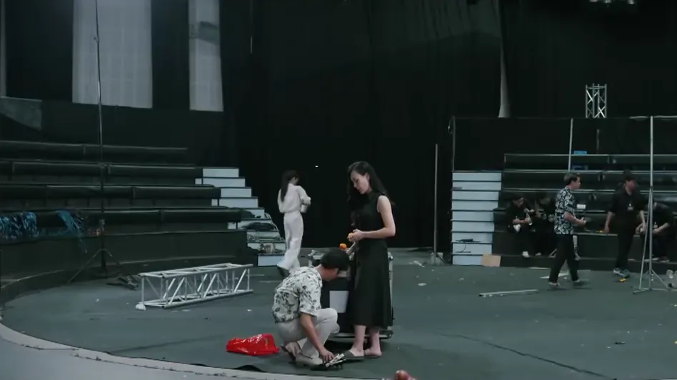 Gi&oacute; ngang khoảng trời xanh - Tập 5: Mỹ Anh (Phương Oanh) được chồng gi&aacute;m đốc quan t&acirc;m từng chi tiết nhỏ - Ảnh 1.