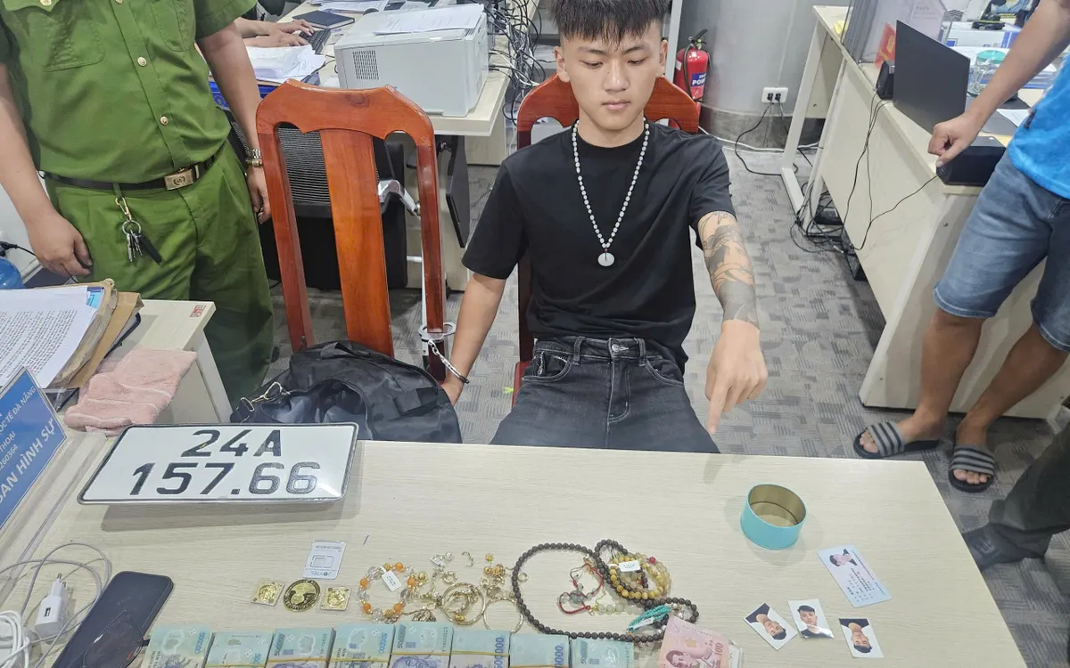 Một trong 2 đối tượng Trung Quốc bị bắt và lực lượng chức năng thu giữ số tài sản trộm cắp được. Một trong 2 đối tượng Trung Quốc bị bắt và lực lượng chức năng thu giữ số tài sản trộm cắp được.