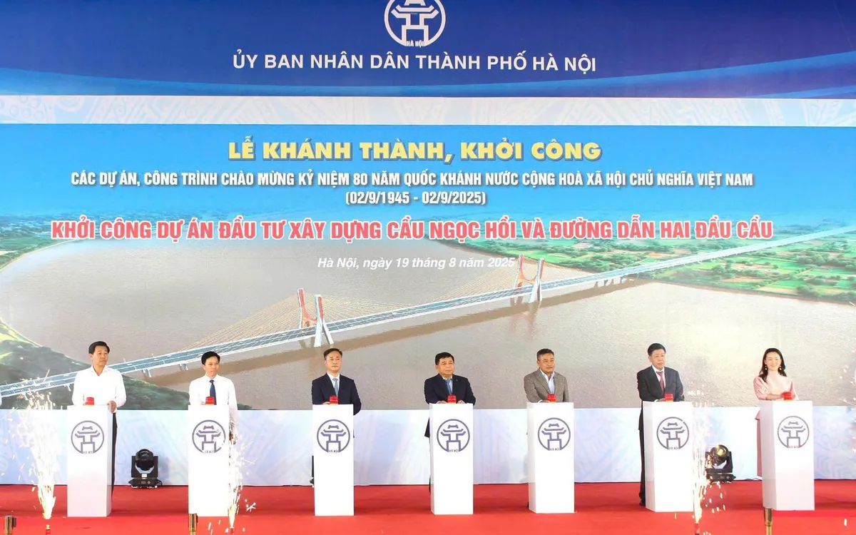 Phó Thủ tướng Nguyễn Chí Dũng và các đại biểu thực hiện nghi thức khởi công Dự án đầu tư xây dựng cầu Ngọc Hồi và đường dẫn hai đầu cầu.