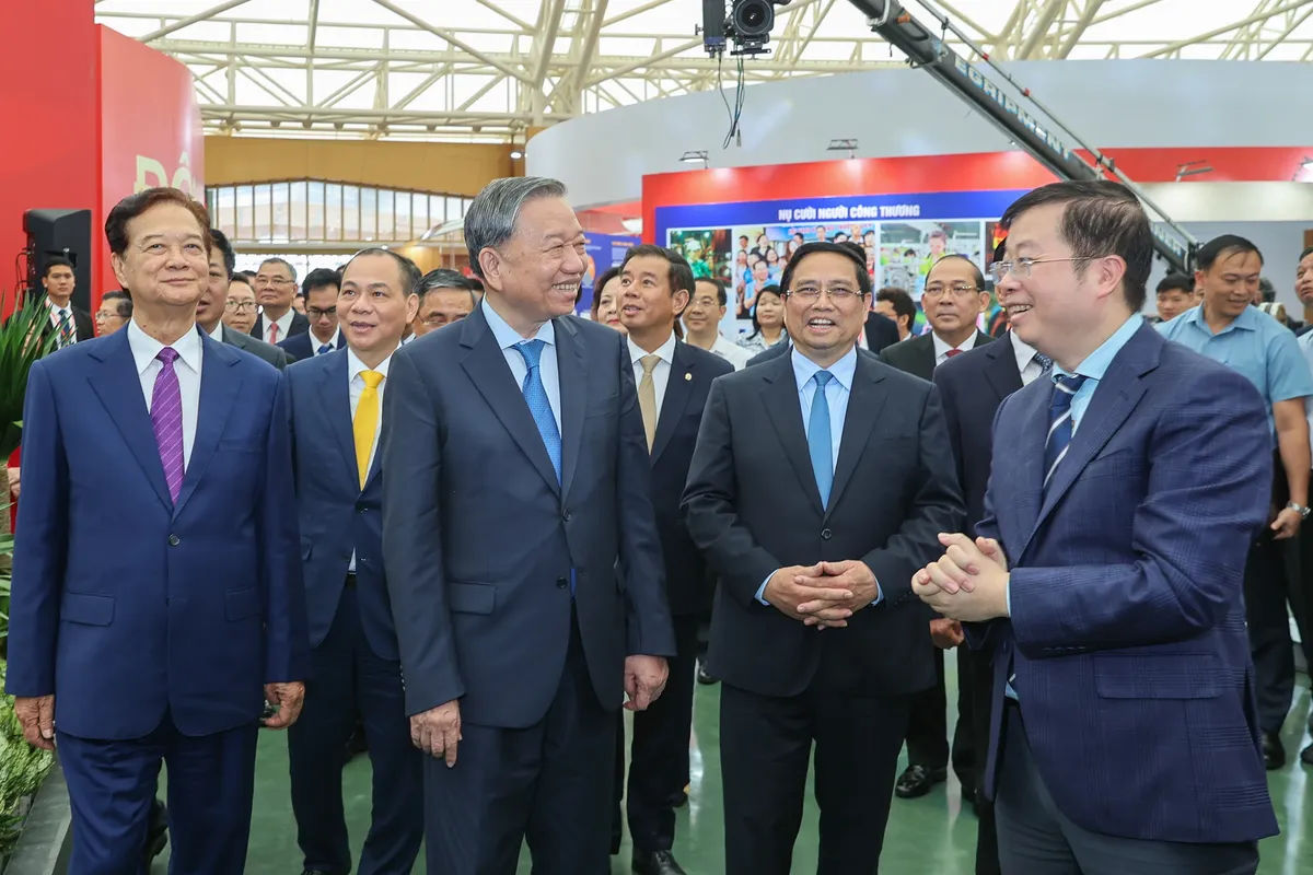 Tổng Bí thư và Thủ tướng tham quan gian trưng bày của VTV tại Triển lãm 80 năm Hành trình Độc lập - Tự do - Hạnh phúc - Ảnh 1.