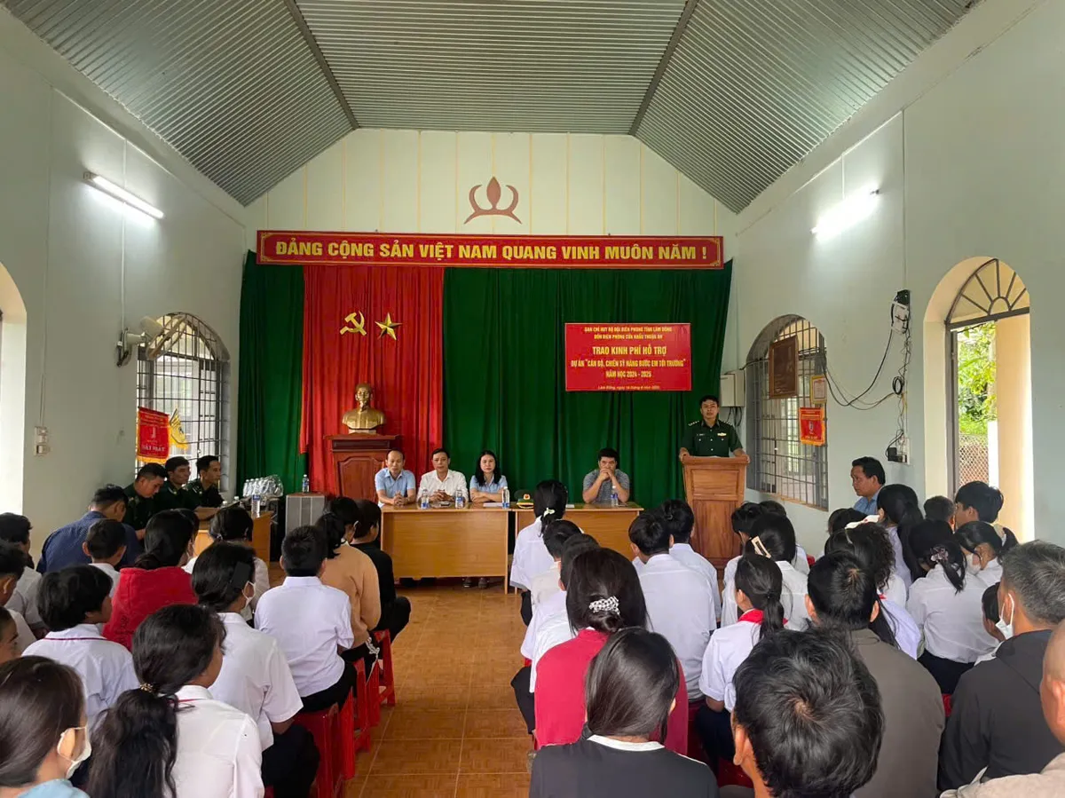 Cán bộ, chiến sĩ biên phòng nâng bước học trò vùng biên cương Lâm Đồng - Ảnh 1.