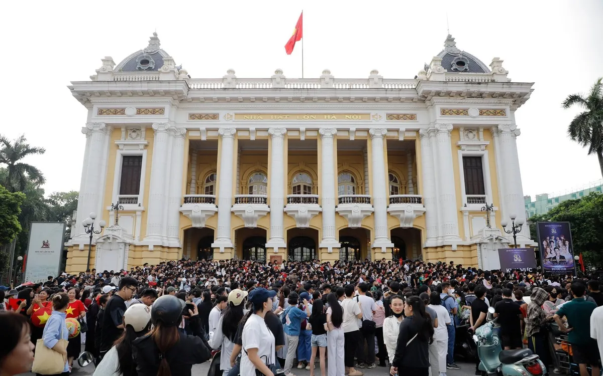 Từ sáng sớm ngày 20/8, hàng ngàn khán giả đã xếp thành những hàng dài phía trước Nhà hát Lớn Hà Nội để ... chờ vé (Ảnh: Việt Hùng) Từ sáng sớm ngày 20/8, hàng ngàn khán giả đã xếp thành những hàng dài phía trước Nhà hát Lớn Hà Nội để ... chờ vé (Ảnh: Việt Hùng)