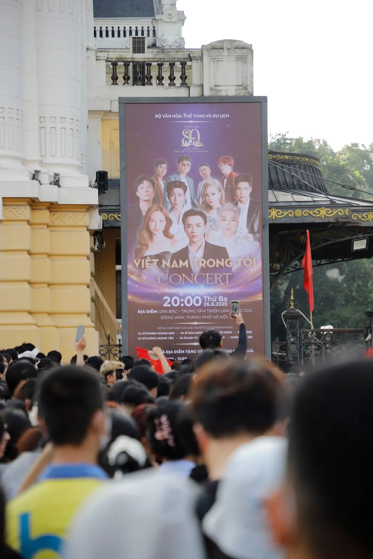 Hàng ngàn khán giả xếp hàng nhận vé concert "Việt Nam trong tôi" - Ảnh 3.
