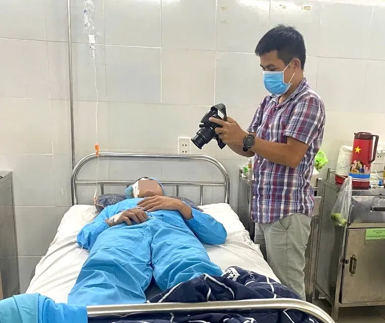 Nhóm thanh thiếu niên tấn công người đi đường làm nạn nhân mù vĩnh viễn - Ảnh 2.