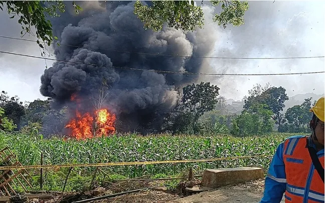 Khói đen bốc lên từ đám cháy giếng dầu ở tỉnh Trung Java, Indonesia (Ảnh: Kompas)