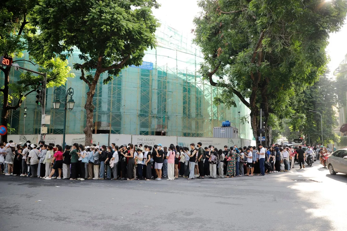 Hàng ngàn khán giả xếp hàng nhận vé concert "Việt Nam trong tôi" - Ảnh 4.