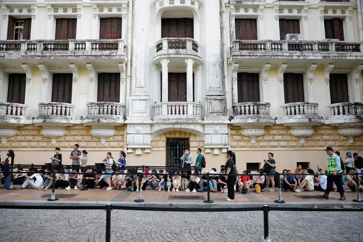 Hàng ngàn khán giả xếp hàng nhận vé concert "Việt Nam trong tôi" - Ảnh 5.