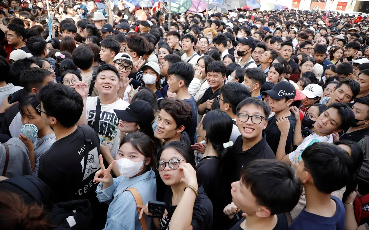 BTC concert "Việt Nam trong tôi" đã thông báo việc tạm dừng phát hành vé, do lượng khán giả đổ về Nhà hát Lớn quá đông (Ảnh: Việt Hùng) BTC concert "Việt Nam trong tôi" đã thông báo việc tạm dừng phát hành vé, do lượng khán giả đổ về Nhà hát Lớn quá đông (Ảnh: Việt Hùng)