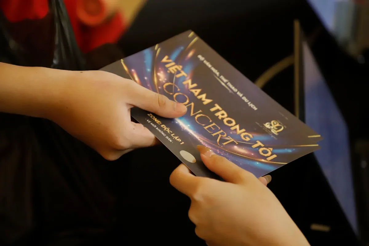 Hàng ngàn khán giả xếp hàng nhận vé concert "Việt Nam trong tôi" - Ảnh 9.