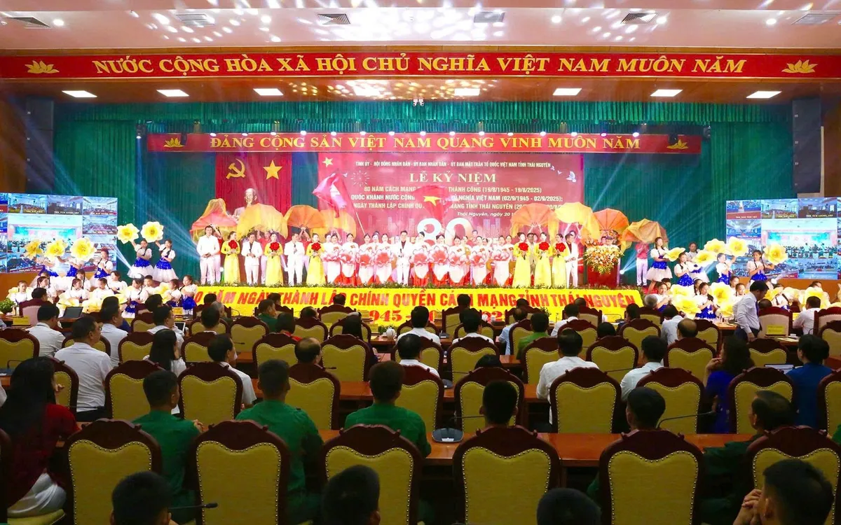 Tỉnh Thái Nguyên kỷ niệm 80 năm Cách mạng Tháng Tám thành công, Quốc khánh 2/9 và 80 năm Ngày thành lập chính quyền cách mạng. Ảnh: Quốc Tùng 