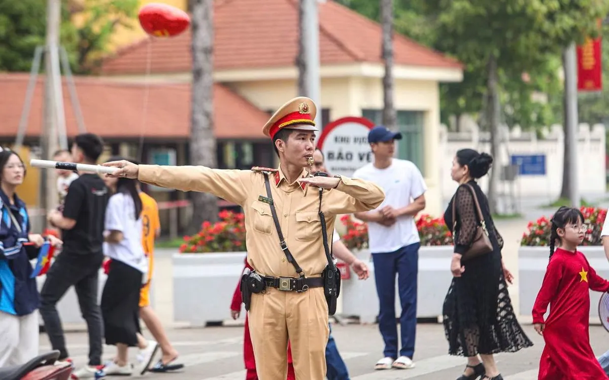 CSGT Hà Nội chỉ huy điều khiển giao thông. (Ảnh: Công an TP Hà Nội)
CSGT Hà Nội chỉ huy điều khiển giao thông. (Ảnh: Công an TP Hà Nội)
