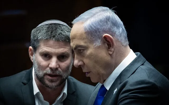 Thủ tướng Israel Benjamin Netanyahu (bên phải) và Bộ trưởng Tài chính Bezalel Smotrich (Ảnh: Flash90)