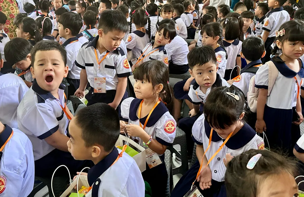 Nhiều cảm xúc trong ngày đầu tiên tới trường của học sinh lớp 1 - Ảnh 18.