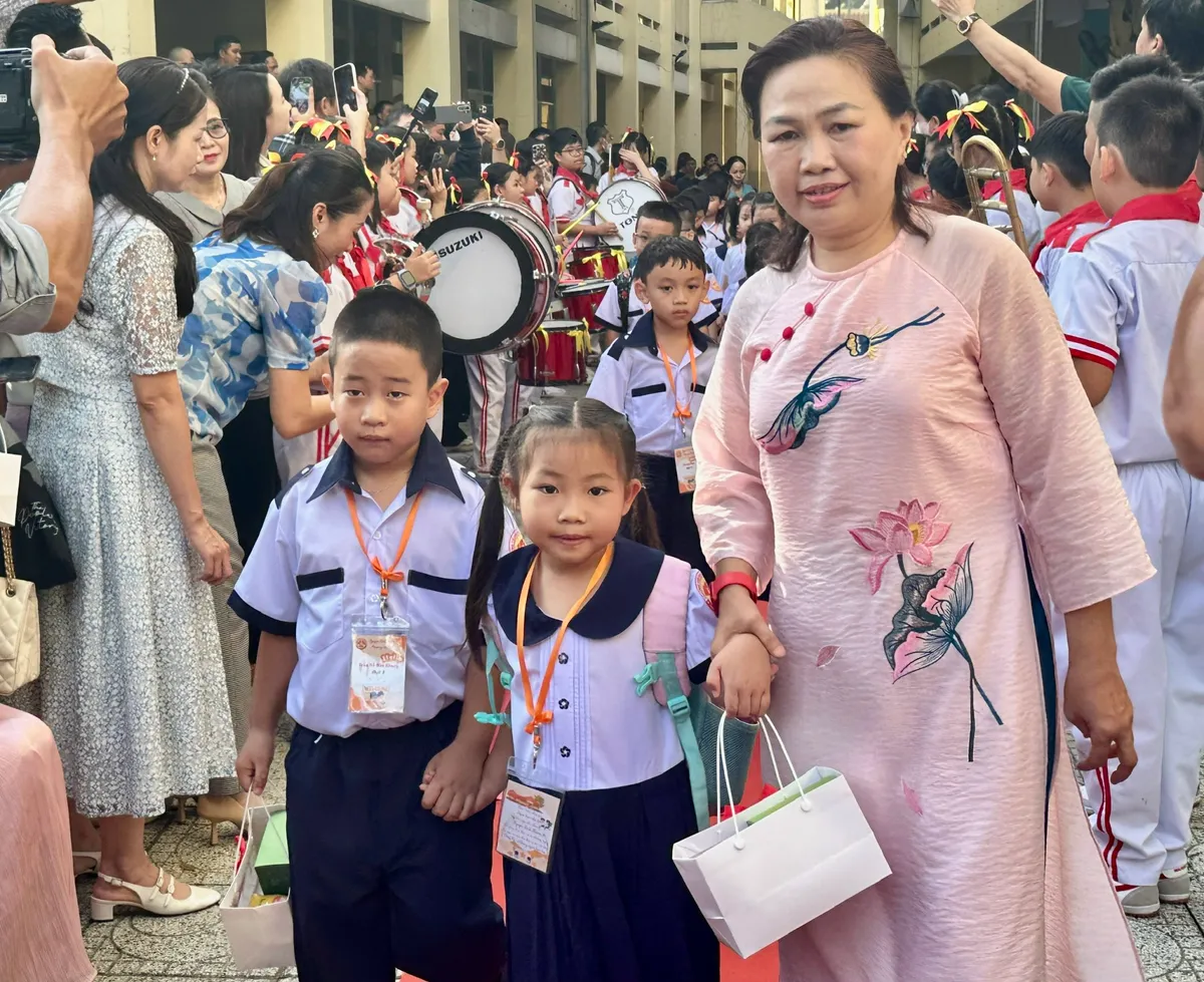 Nhiều cảm xúc trong ngày đầu tiên tới trường của học sinh lớp 1 - Ảnh 12.