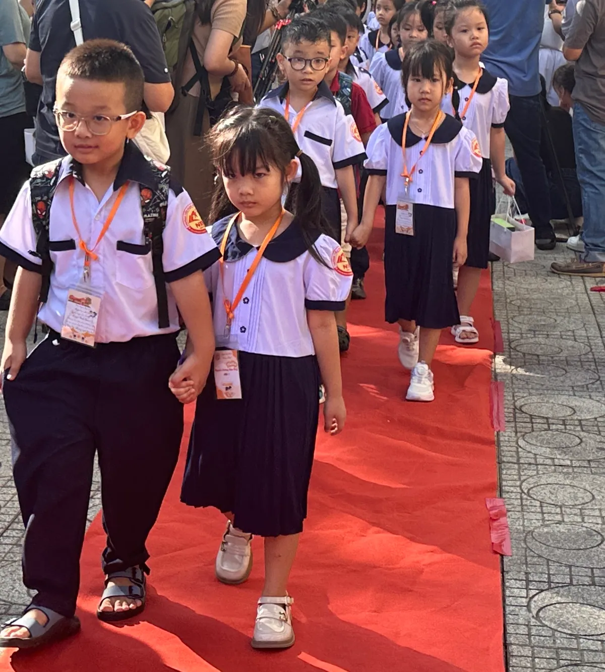 Nhiều cảm xúc trong ngày đầu tiên tới trường của học sinh lớp 1 - Ảnh 13.
