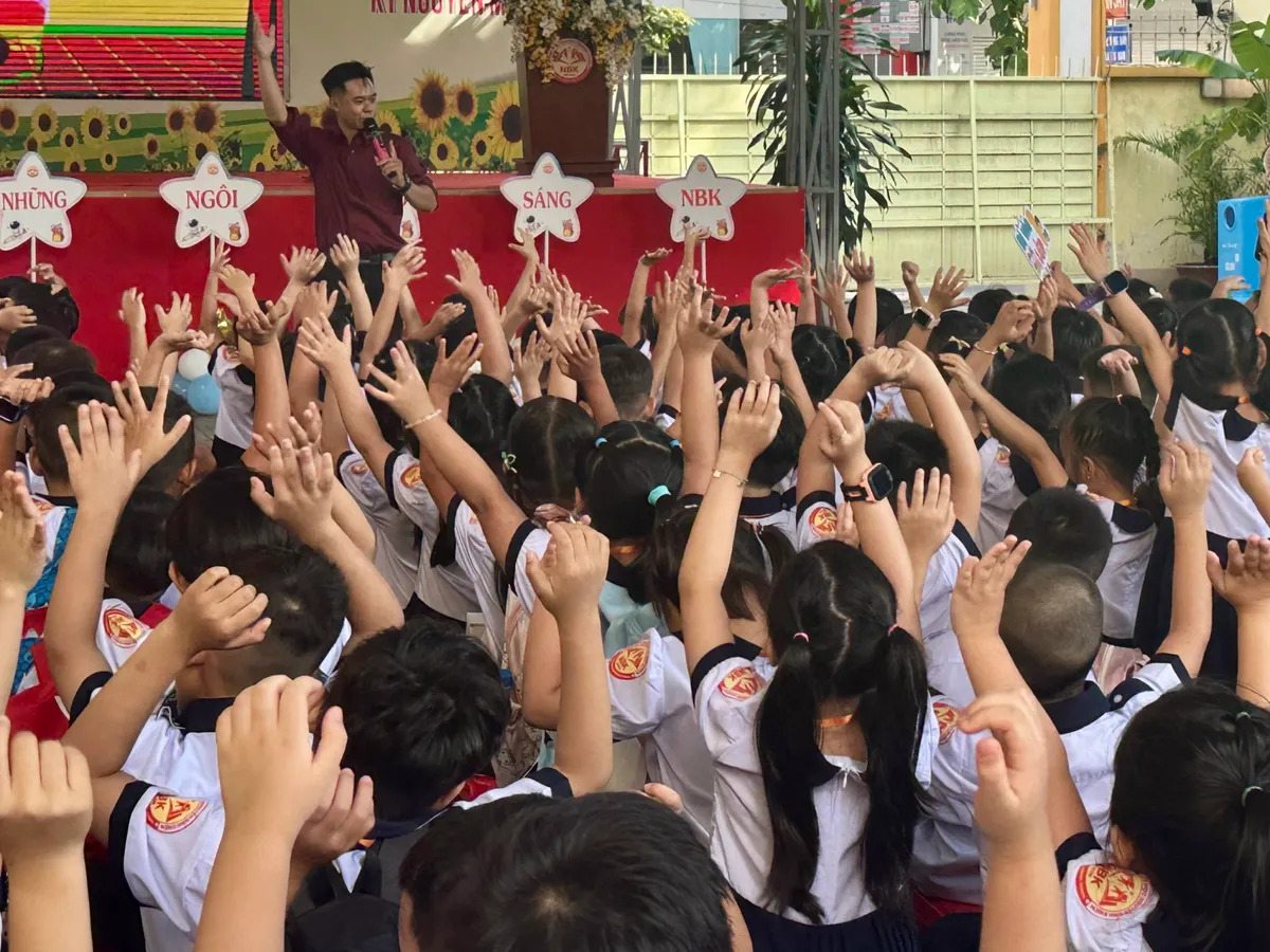 Nhiều cảm xúc trong ngày đầu tiên tới trường của học sinh lớp 1 - Ảnh 16.
